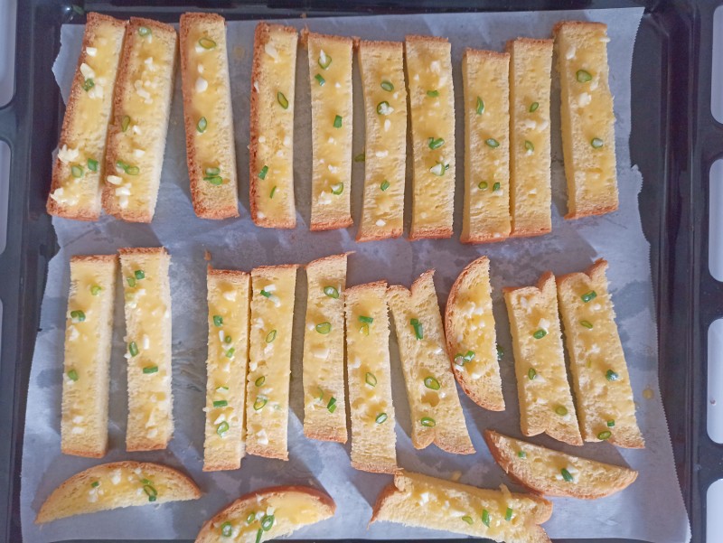 Garlic Toast Crisps Cooking Steps