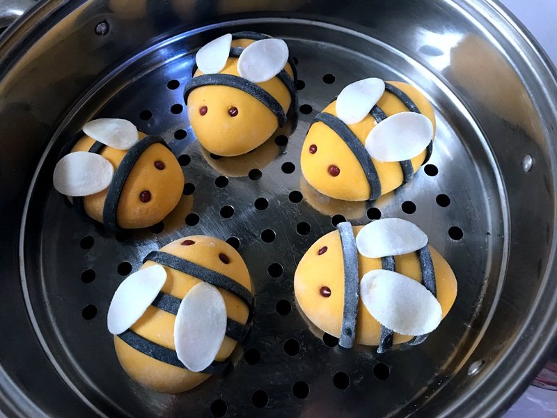 Steps for Making Little Bee Steamed Buns