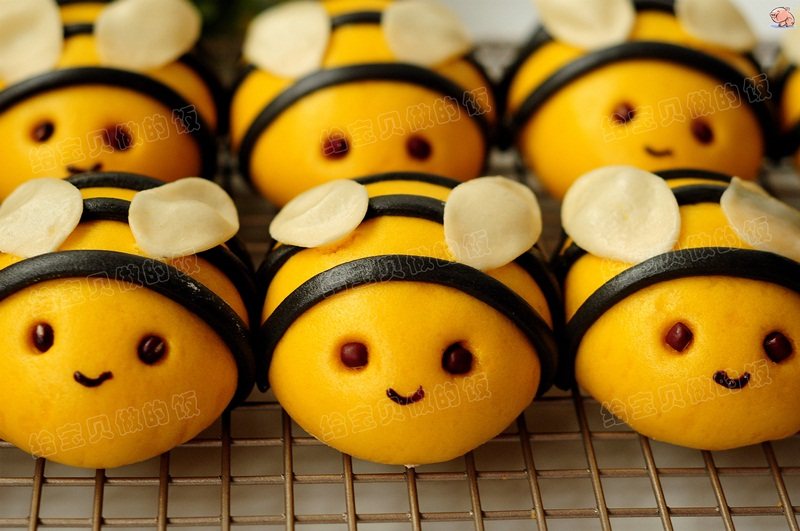 Steps for Making Little Bee Steamed Buns