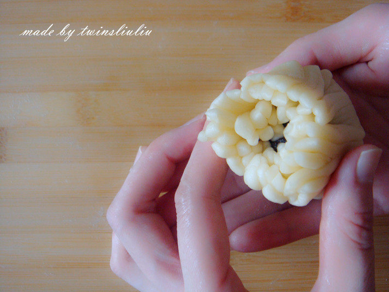 Steps for Making Flaky Pastry Blossoms for Good Fortune