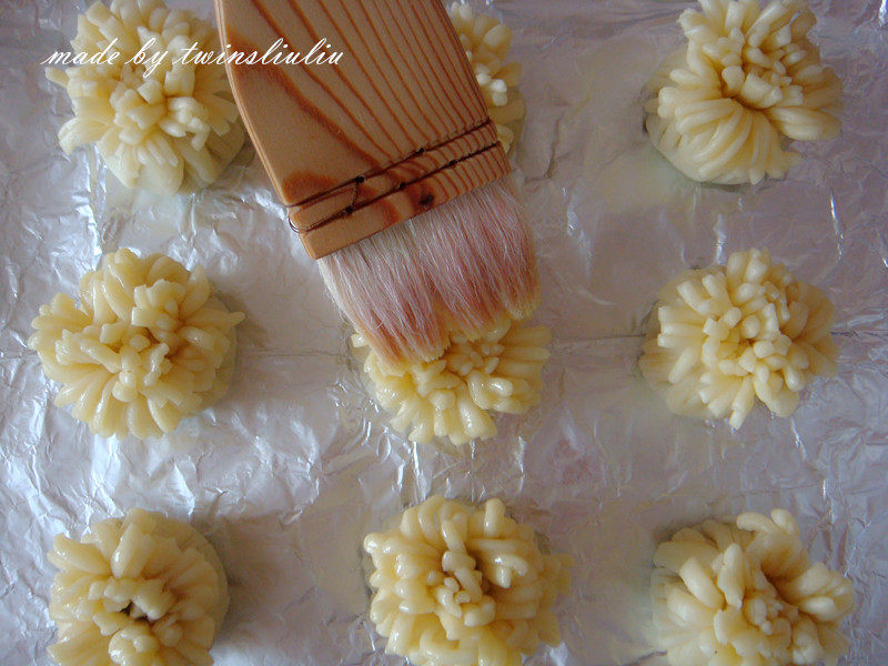 Steps for Making Flaky Pastry Blossoms for Good Fortune