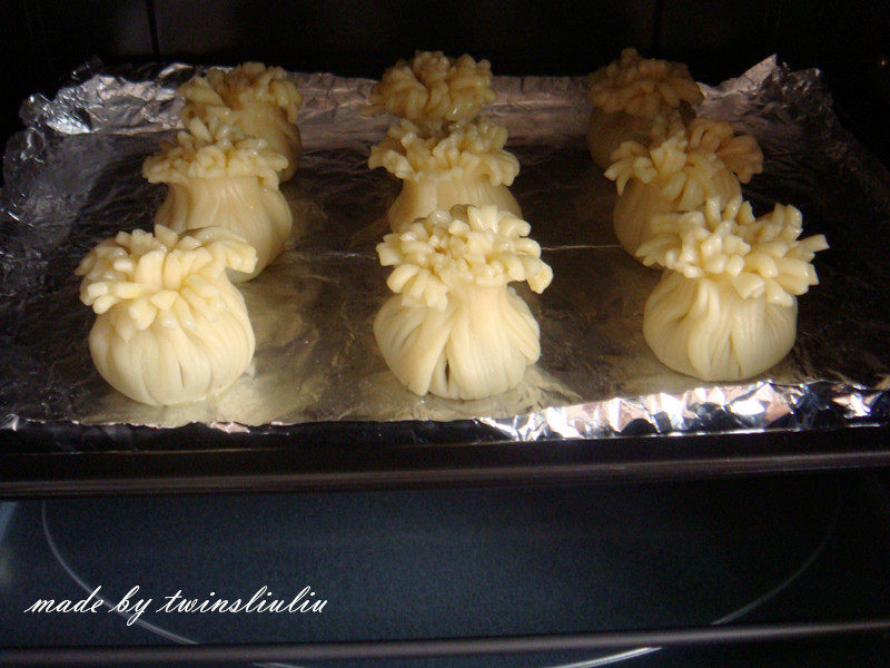 Steps for Making Flaky Pastry Blossoms for Good Fortune