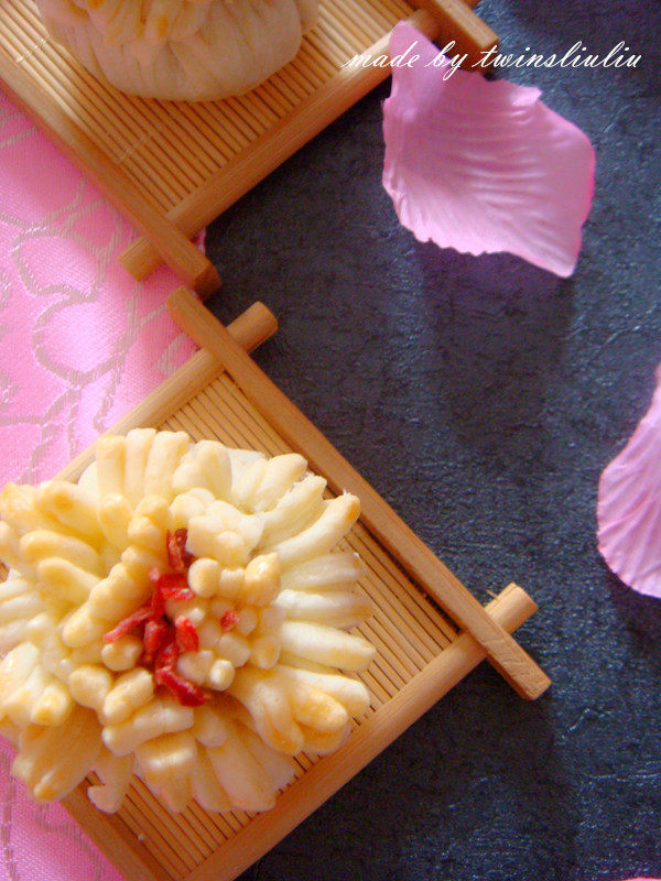 Steps for Making Flaky Pastry Blossoms for Good Fortune