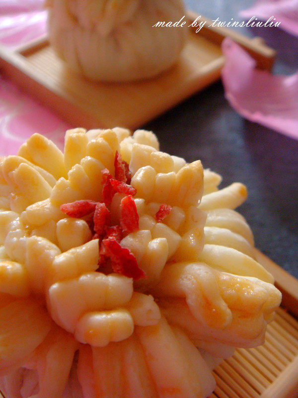 Steps for Making Flaky Pastry Blossoms for Good Fortune