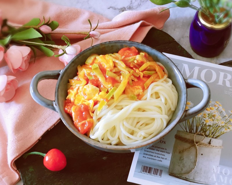 Steps for making Tomato and Zucchini Braised Noodles