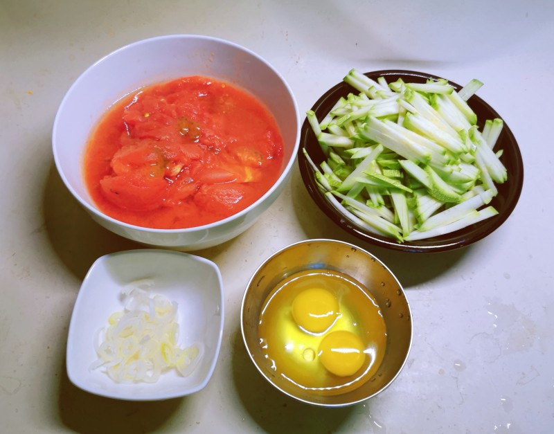 Steps for making Tomato and Zucchini Braised Noodles