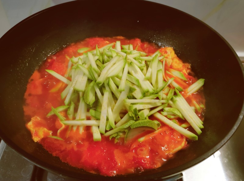 Steps for making Tomato and Zucchini Braised Noodles