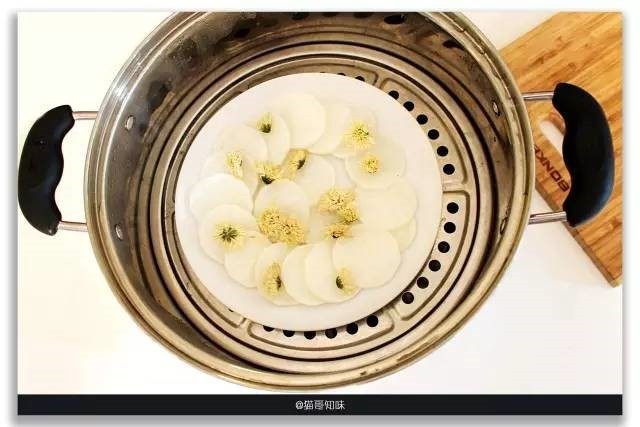 Steps to Make Steamed Radish with Chrysanthemum