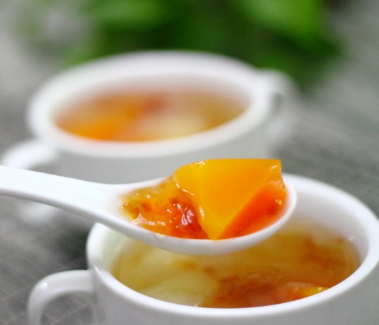 Papaya and Tremella Fuciformis Soup for Beauty and Health