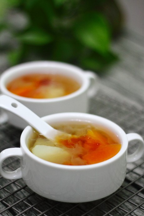 Papaya and Tremella Fuciformis Soup for Beauty and Health