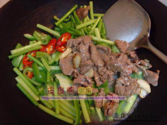 Steps for Making Garlic Sprout Stir-Fried Beef