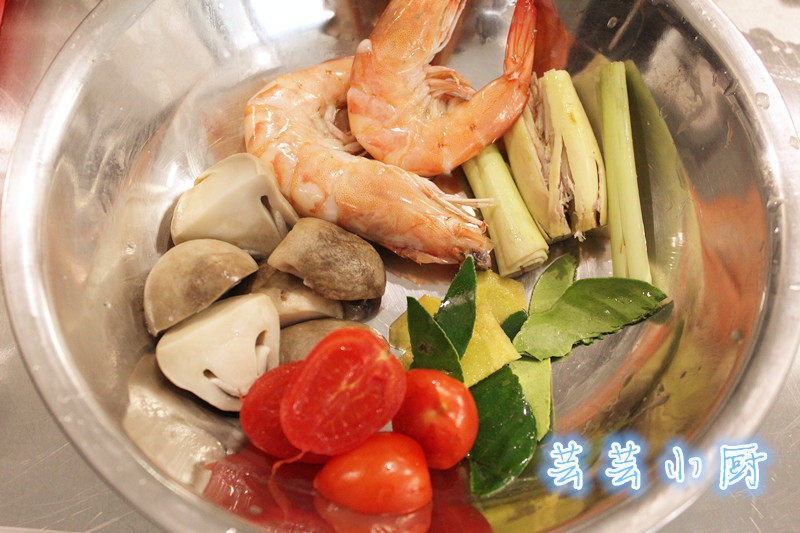 【Yunyun's Kitchen】Thai Appetizer Soup - Tom Yum Seafood Soup Cooking Steps