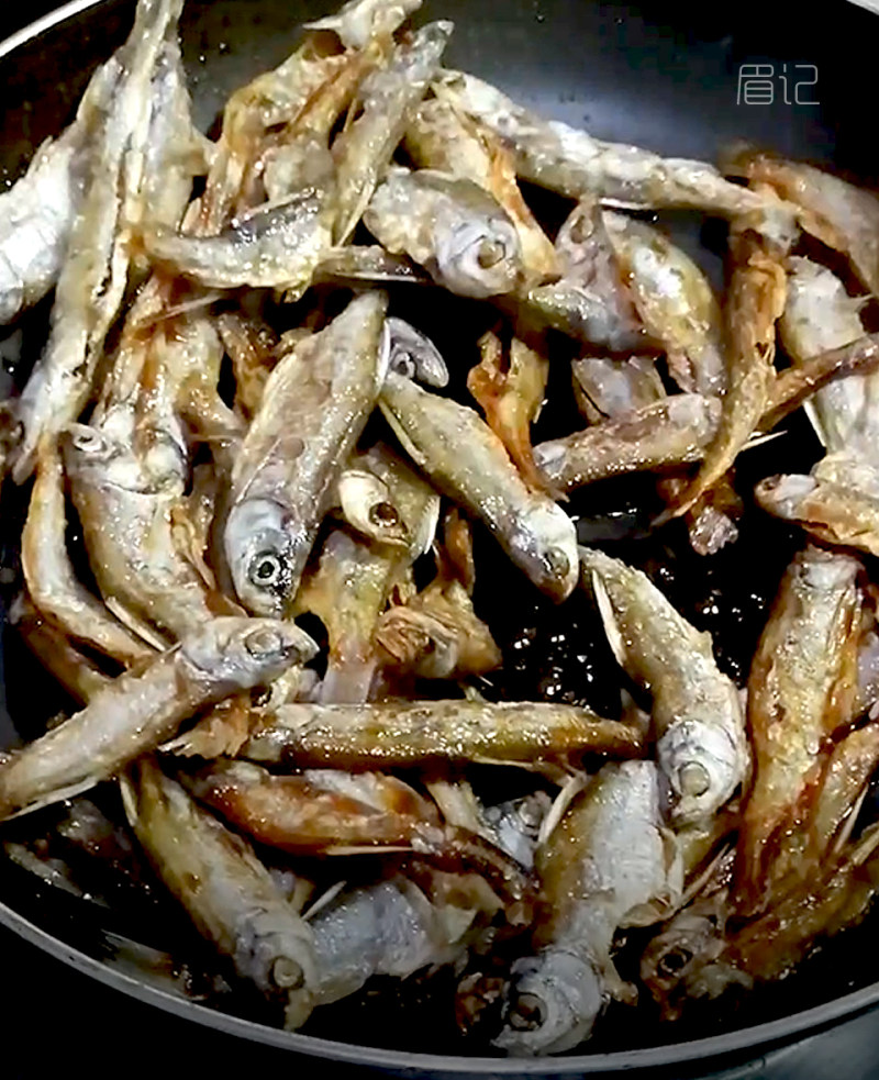 Steps for Making Fried Small Fish for Drinking