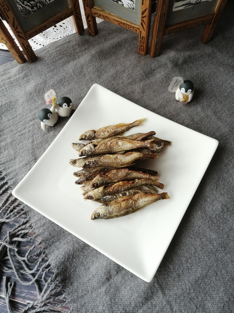 Steps for Making Fried Small Fish for Drinking