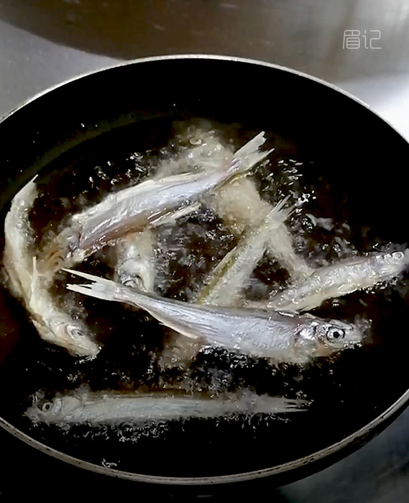 Steps for Making Fried Small Fish for Drinking