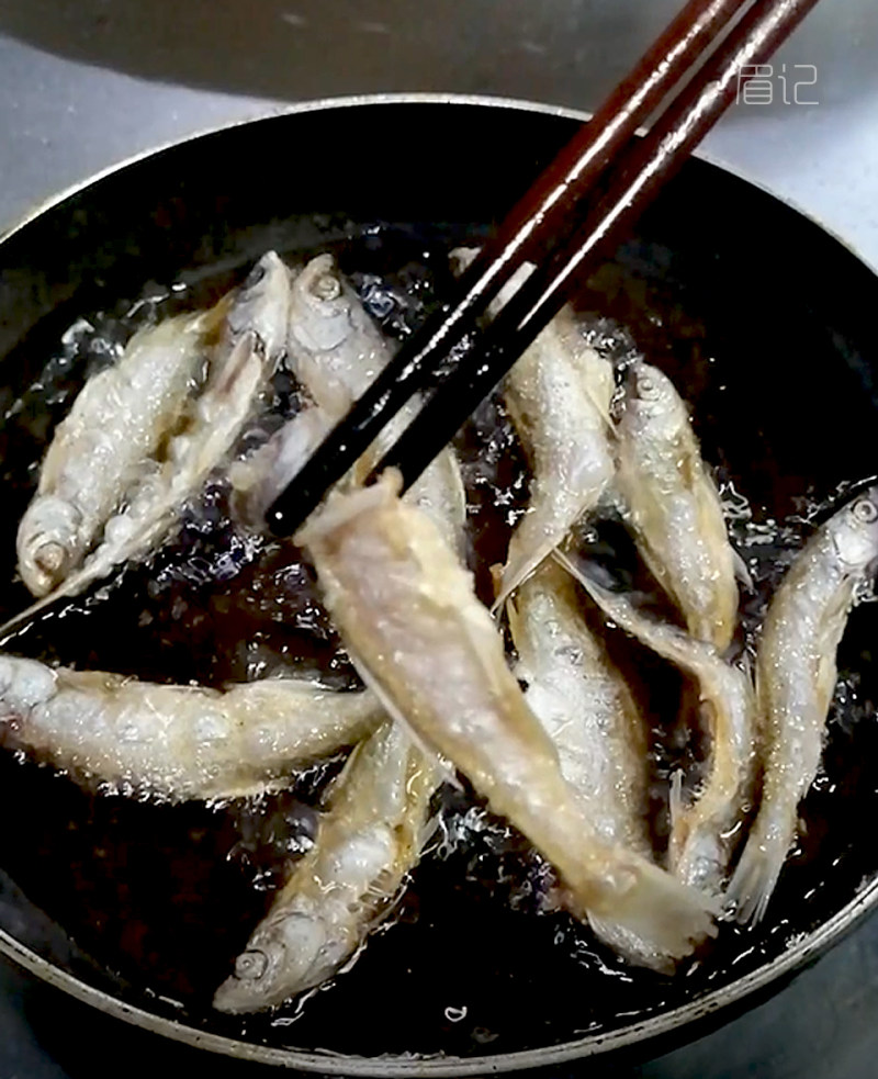 Steps for Making Fried Small Fish for Drinking