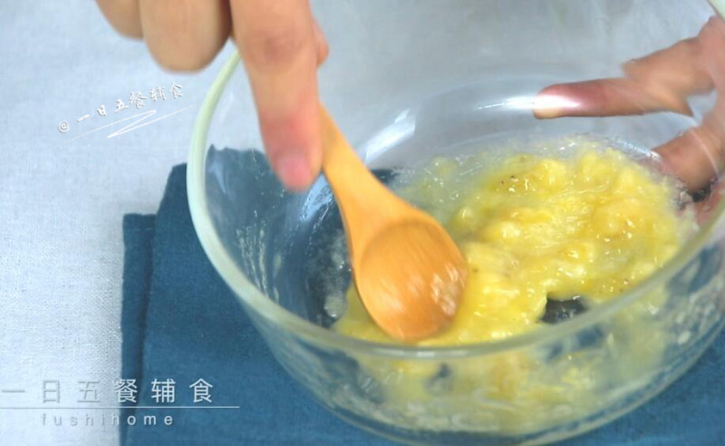 Steps for Making Banana Puree Steamed Cake