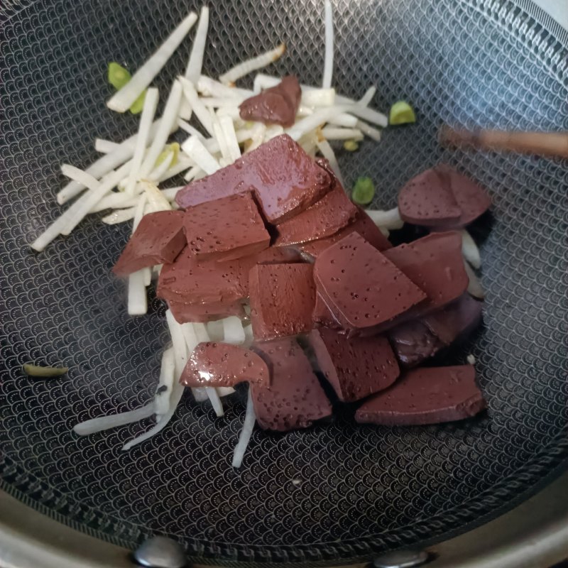 Stir-Fried White Radish with Pig Blood Step-by-Step