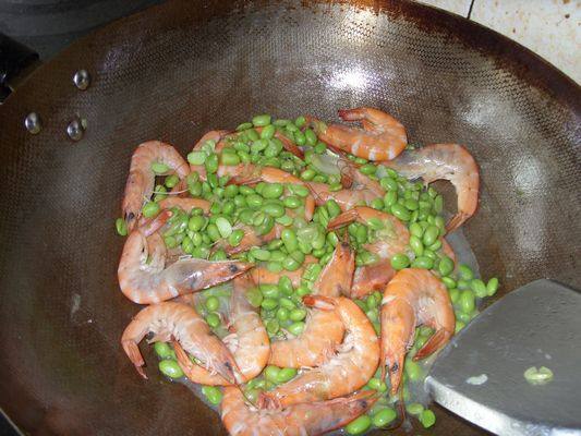 Steps for Making Fresh Shrimp and Edamame