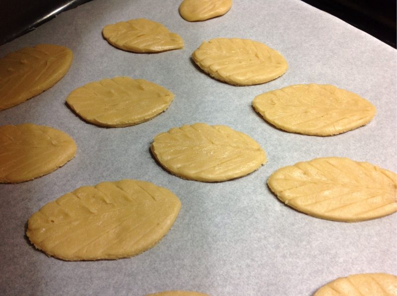 Steps to Make Cinnamon Leaf Cookies