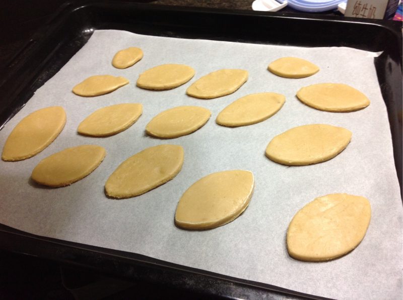 Steps to Make Cinnamon Leaf Cookies