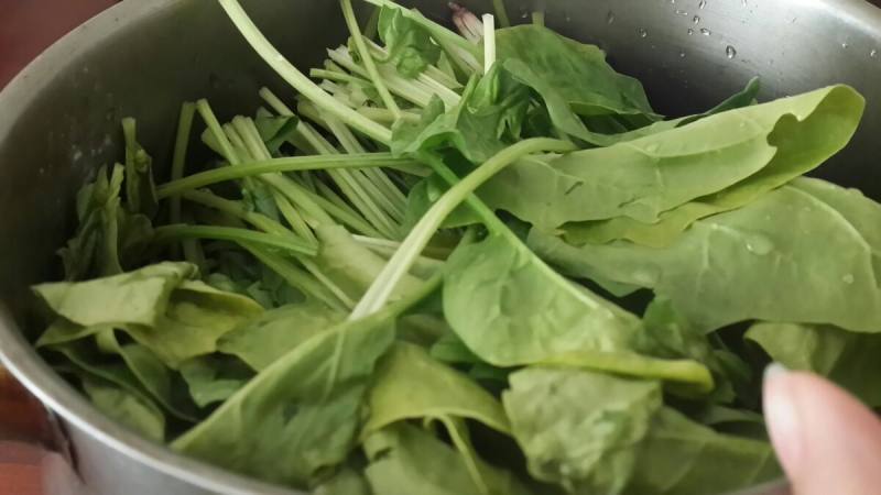 Steps for Making Egg Spinach Vermicelli Soup