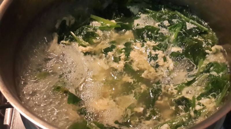 Steps for Making Egg Spinach Vermicelli Soup