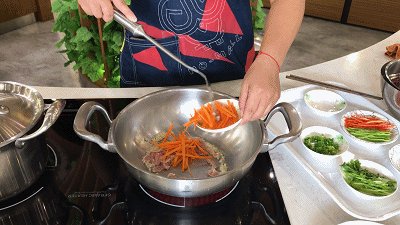 Detailed Steps for Cooking Three Shreds Stir-Fried Purple Rice Vermicelli