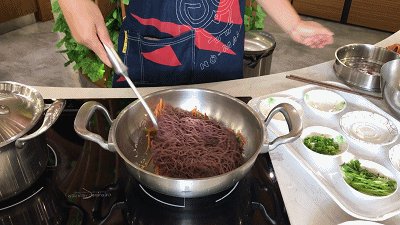 Detailed Steps for Cooking Three Shreds Stir-Fried Purple Rice Vermicelli