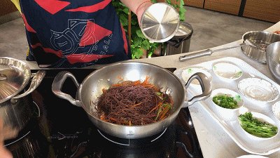 Detailed Steps for Cooking Three Shreds Stir-Fried Purple Rice Vermicelli