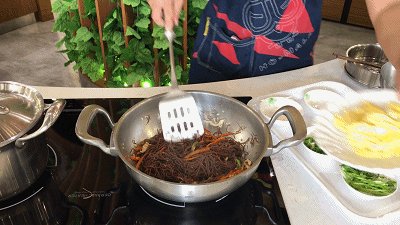 Detailed Steps for Cooking Three Shreds Stir-Fried Purple Rice Vermicelli