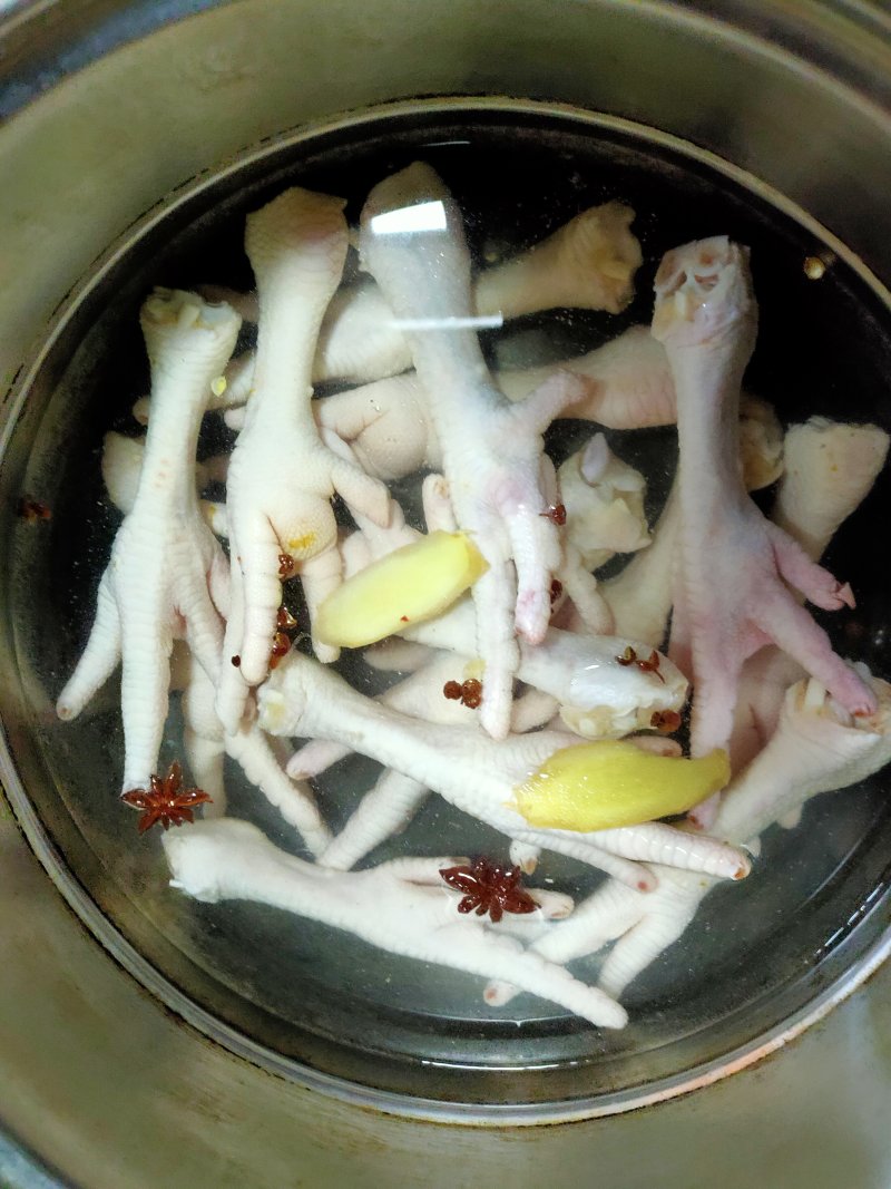 Steps for Making Sour and Spicy Boneless Chicken Feet