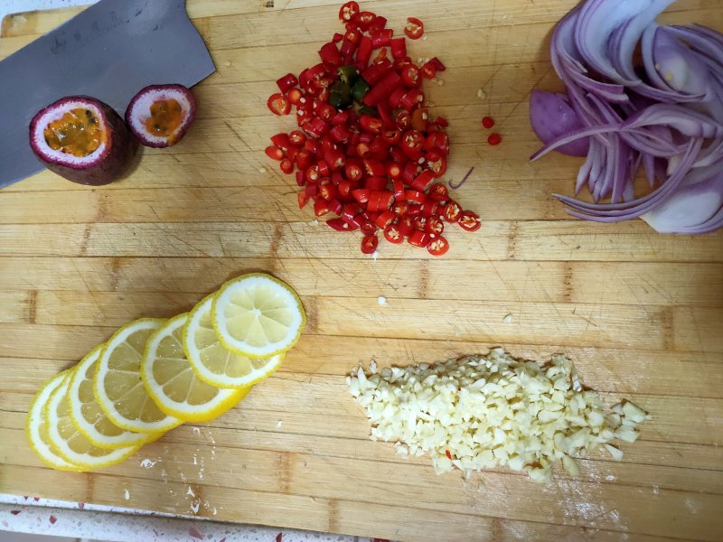 Steps for Making Sour and Spicy Boneless Chicken Feet