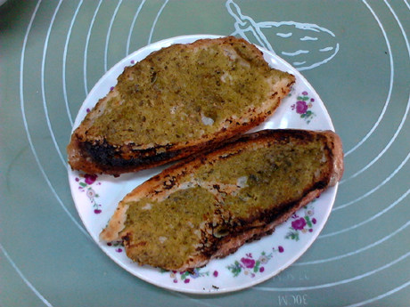 Step-by-Step Guide to Making Green Pesto Toasted Baguette