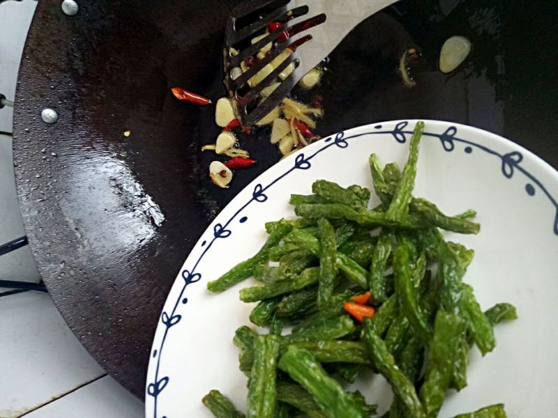 Dry-Fried Stringless Beans Cooking Steps