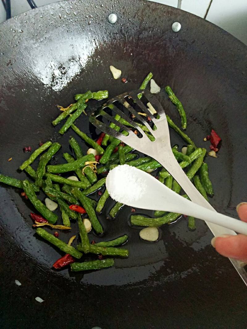 Dry-Fried Stringless Beans Cooking Steps