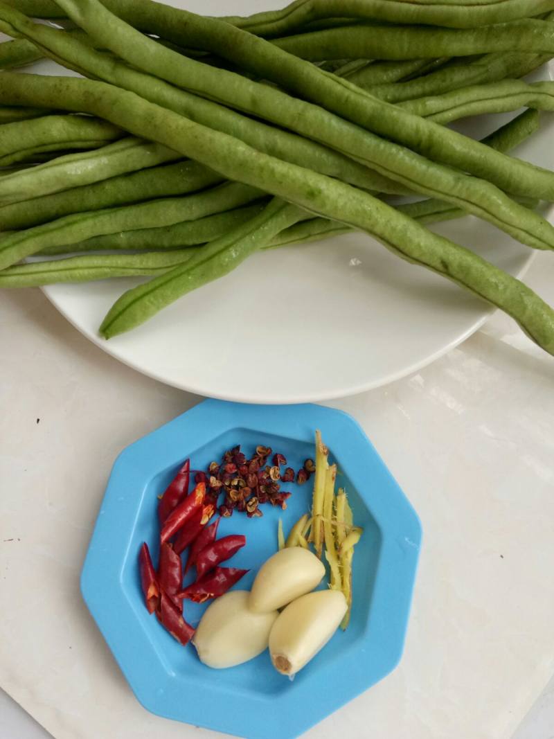 Dry-Fried Stringless Beans Cooking Steps