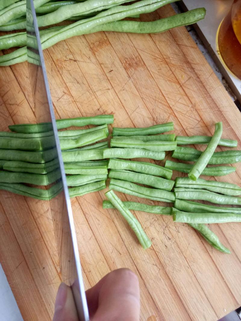 Dry-Fried Stringless Beans Cooking Steps