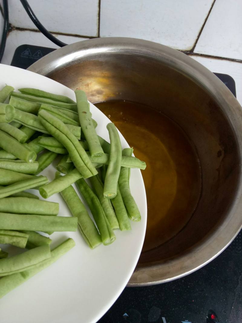 Dry-Fried Stringless Beans Cooking Steps