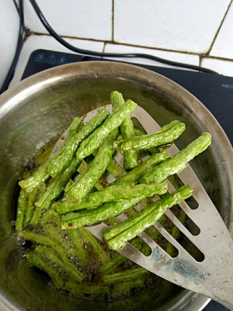 Dry-Fried Stringless Beans Cooking Steps