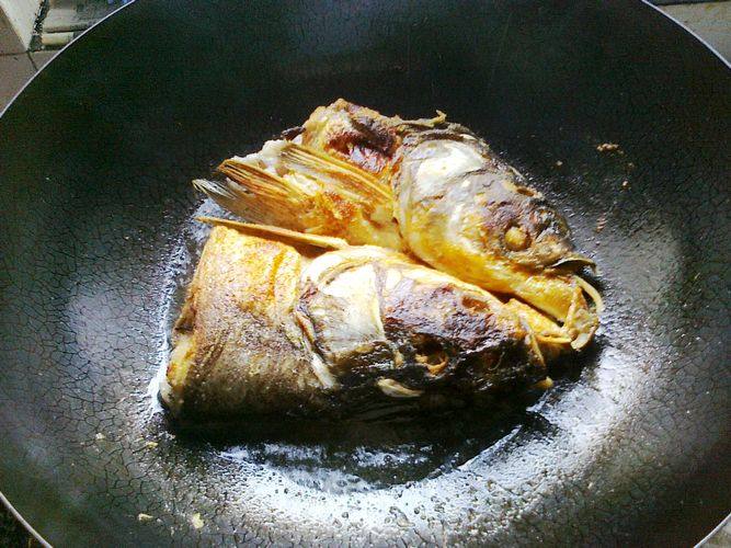 Steps for Making Home-style Boiled Fish Head