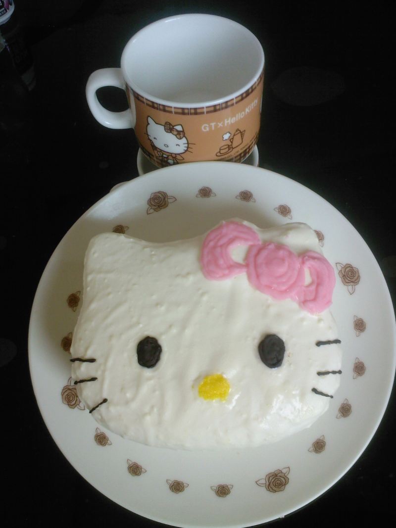 Hello Kitty (Cheesecake Mousse + Sponge Cake)