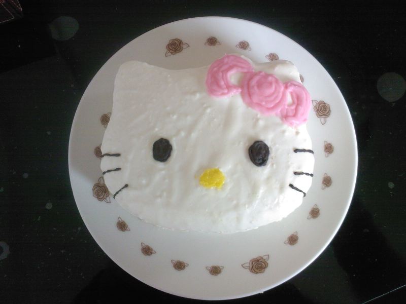 Hello Kitty (Cheesecake Mousse + Sponge Cake)