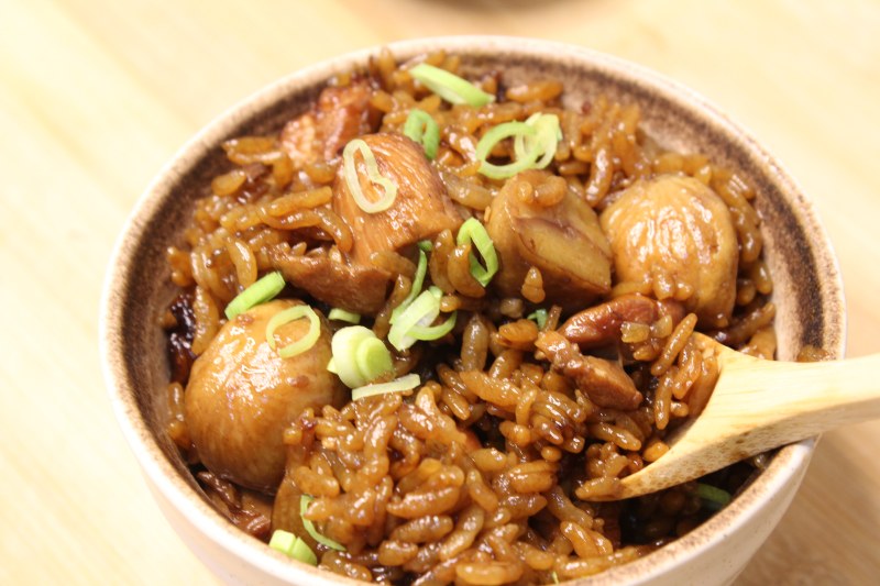 Rice Cooker Chestnut Chicken Thigh Braised Rice, Lazy People's Welfare, Simple and Quick Recipe, One Pot Meal