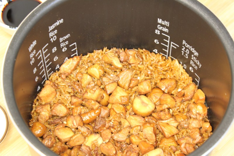 Rice Cooker Chestnut Chicken Thigh Braised Rice, Lazy People's Welfare, Simple and Quick Recipe, One Pot Meal