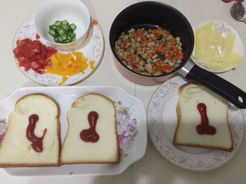 Steps for Making Air Fryer Toast Pizza