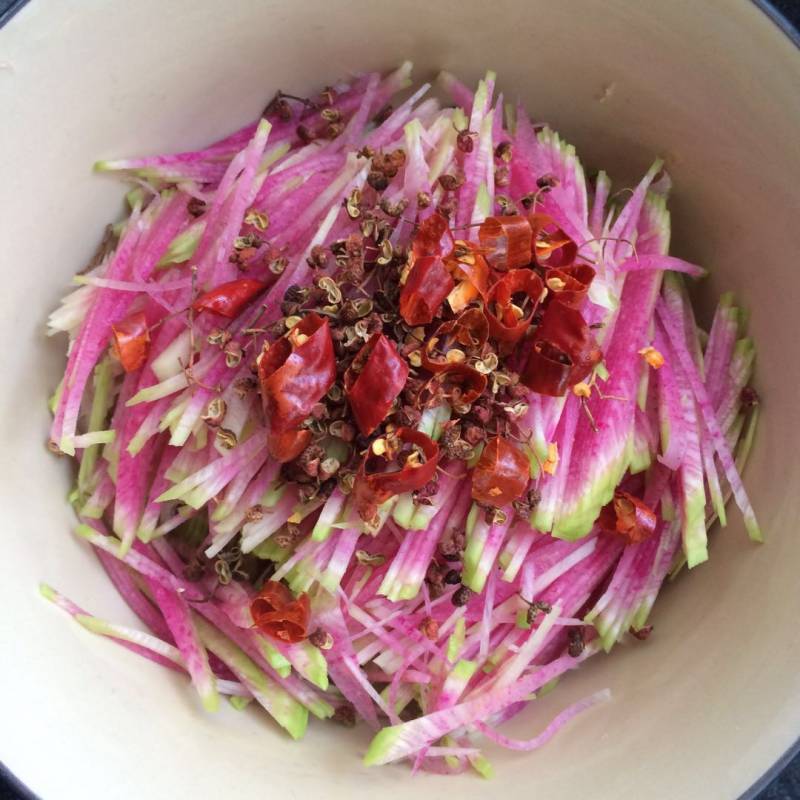 Steps for Quickly Pickling Radish Shreds