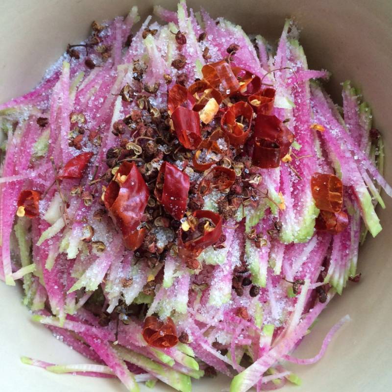 Steps for Quickly Pickling Radish Shreds