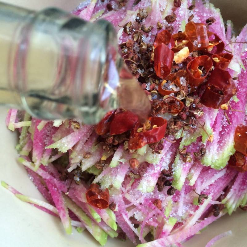 Steps for Quickly Pickling Radish Shreds