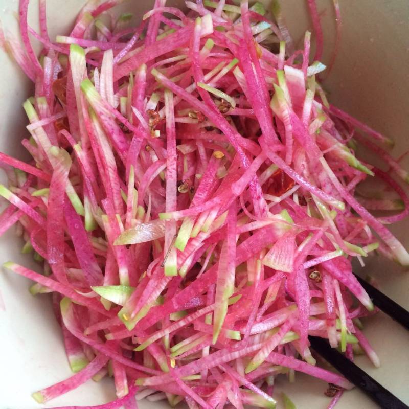 Steps for Quickly Pickling Radish Shreds